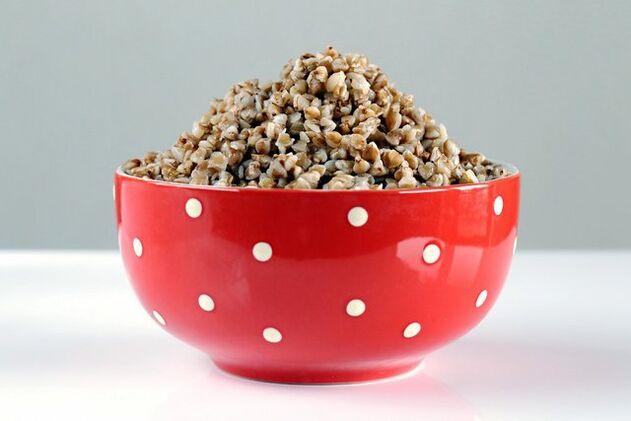 Ang steamed unsalted buckwheat ay ang pangunahing produkto ng buckwheat diet